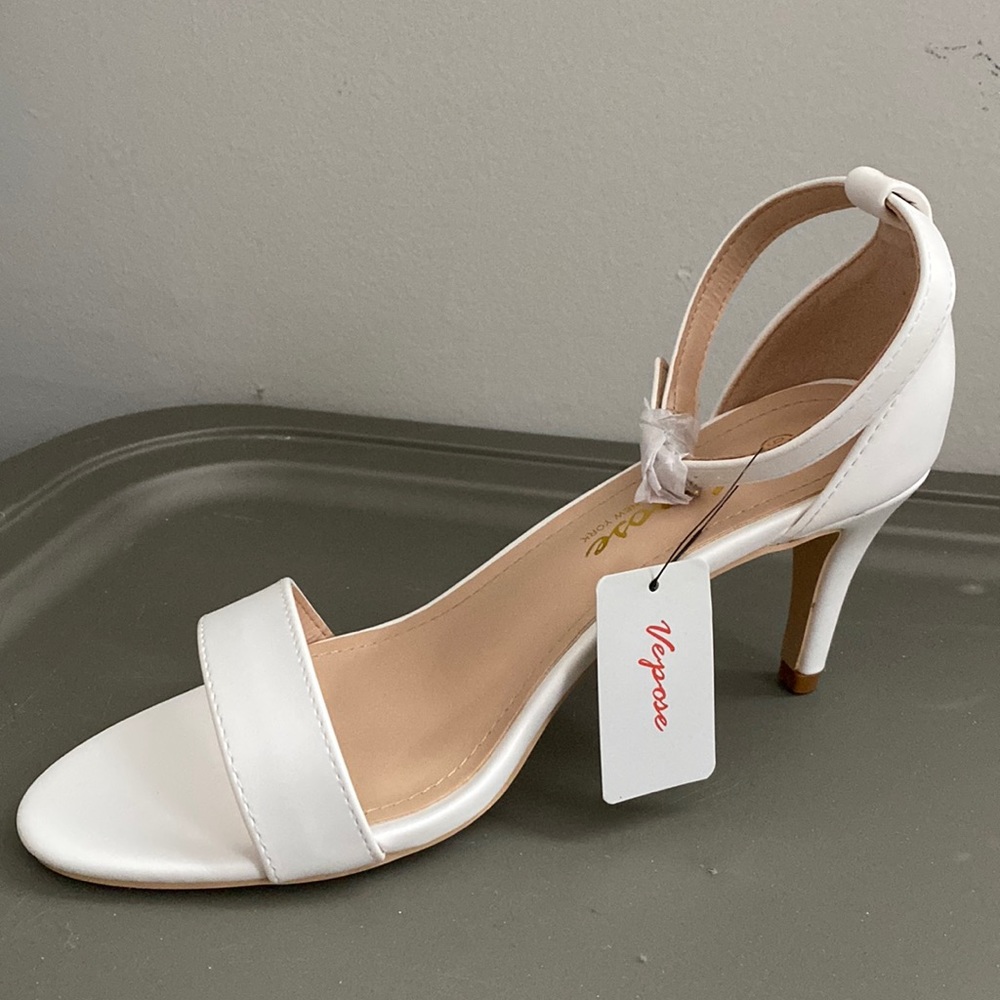 Vepose New York white low rise stilettos